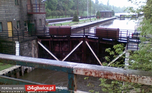 sluza_na_kanale Śluza na Kanale Gliwickim nie jest zagrożona, gorzej jest tuż obok z mostem nad Kłodnicą. Poziom rzeki jest wysoki. Foto wykonane 18 maja - godz. 15:30