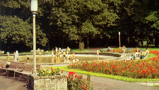 Fontanna i basen dla dzieci za Zameczkiem Leśnym. Lata 70. ub wieku