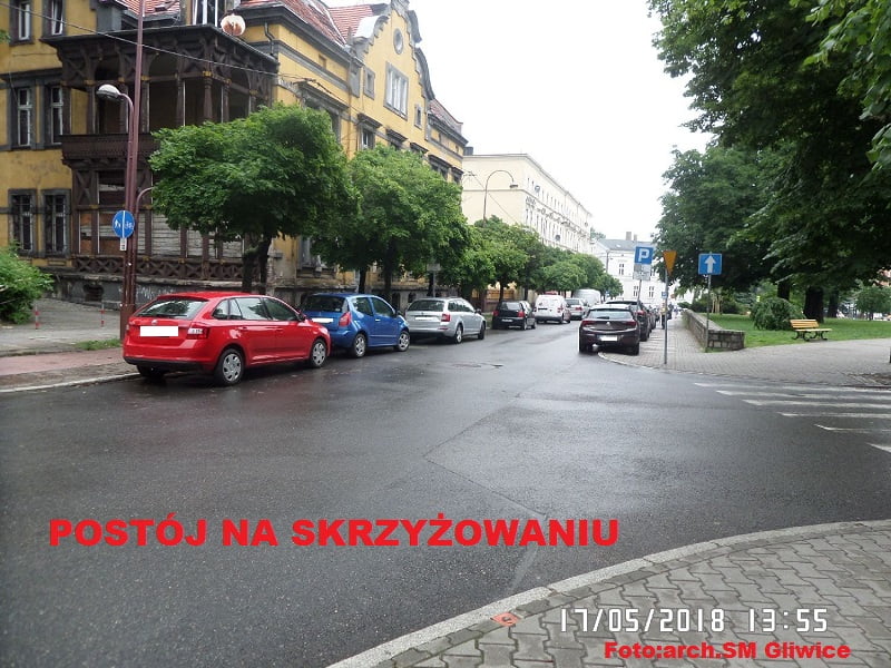 Na skrzyżowaniu, na przystanku, gdzie można zostawić