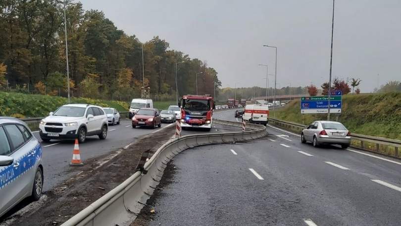 Kierujący BMW nie wyrobił na łuku drogi. Samochód