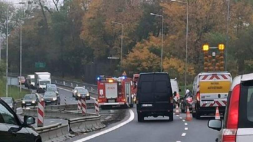 Kierujący BMW nie wyrobił na łuku drogi. Samochód