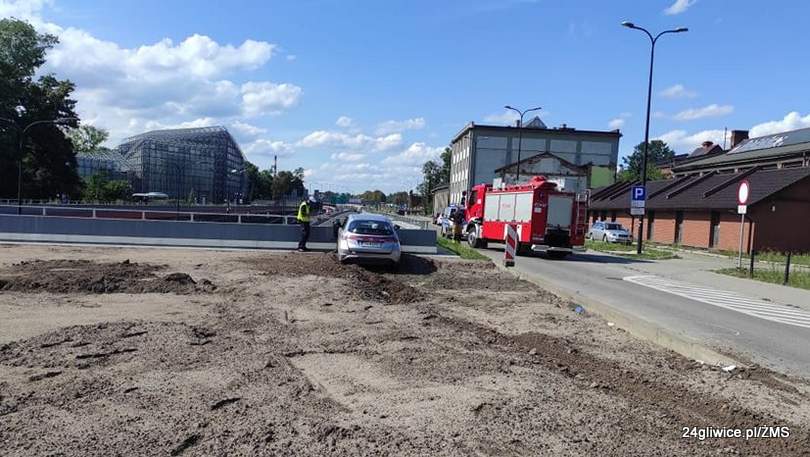 Helikopter LPR lądował w centrum Gliwic, auto wbite w