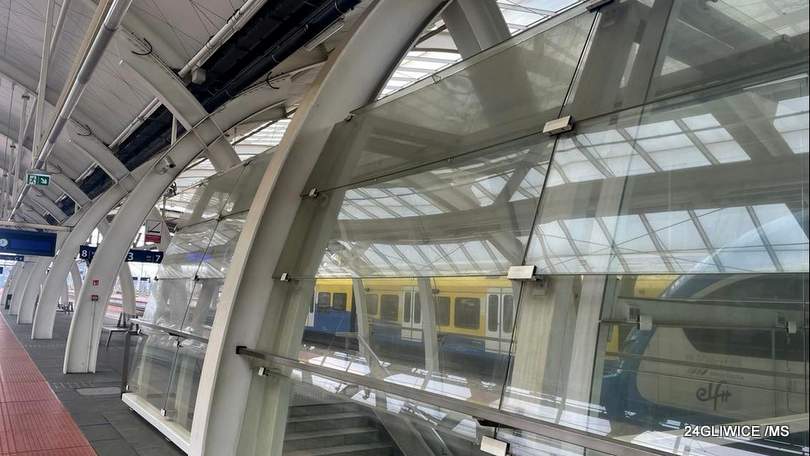Jendela kotor di peron stasiun kereta.  Itu dicuci dua kali setahun.  Memadai?  – 24GLIWICE – Gerbang Gliwice