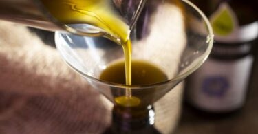 przelewanie oleju z czarnuszki