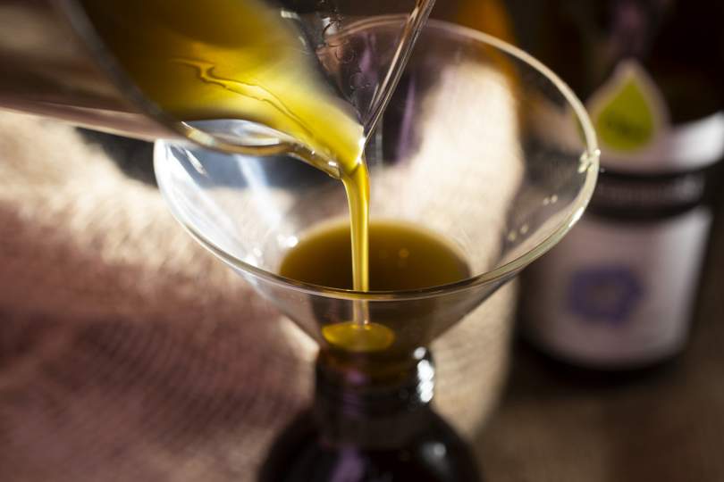 przelewanie oleju z czarnuszki